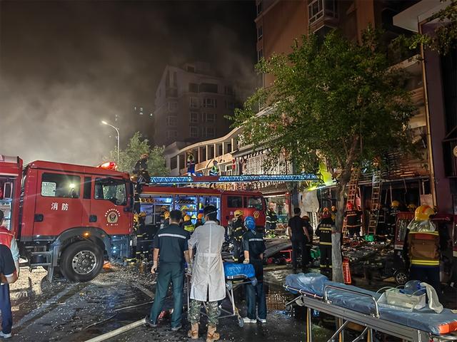 烧烤店爆炸死者死因多为窒息，目击者称空气中全是煤气味