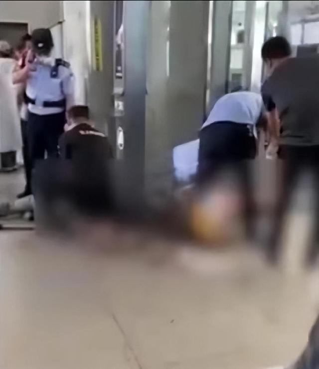 男子高铁站持刀伤人致1死1伤，犯罪嫌疑人已被当场制伏，令人愤慨