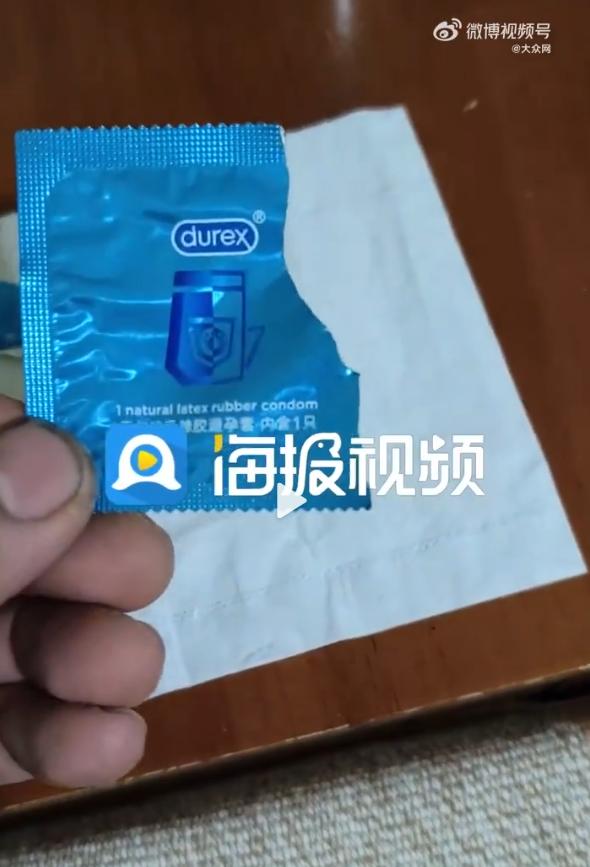 杜蕾斯避孕套中有硬塑样的异物，客服表示不能退款，可以换货