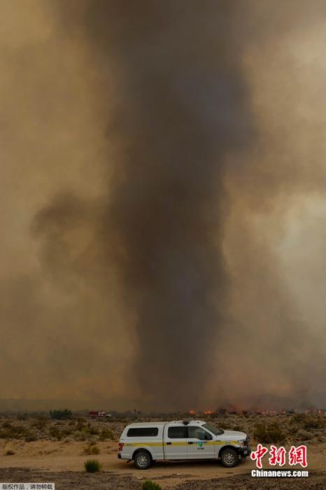 加州超级大火形成“火龙卷” 火焰吞噬超3万公顷土地